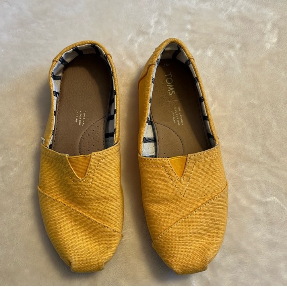 YELLOW TOMS